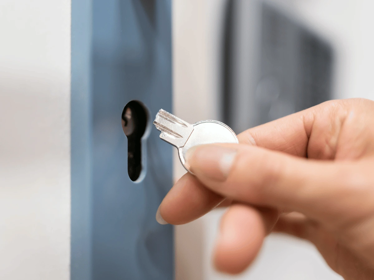 Removing broken keys from locks safely and limit further damage