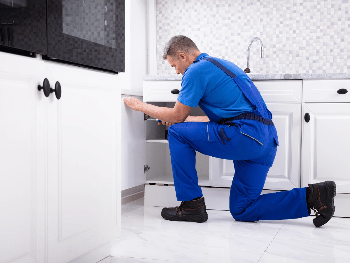 BaseLink offers experienced handymen for cabinet and shelf fitting services